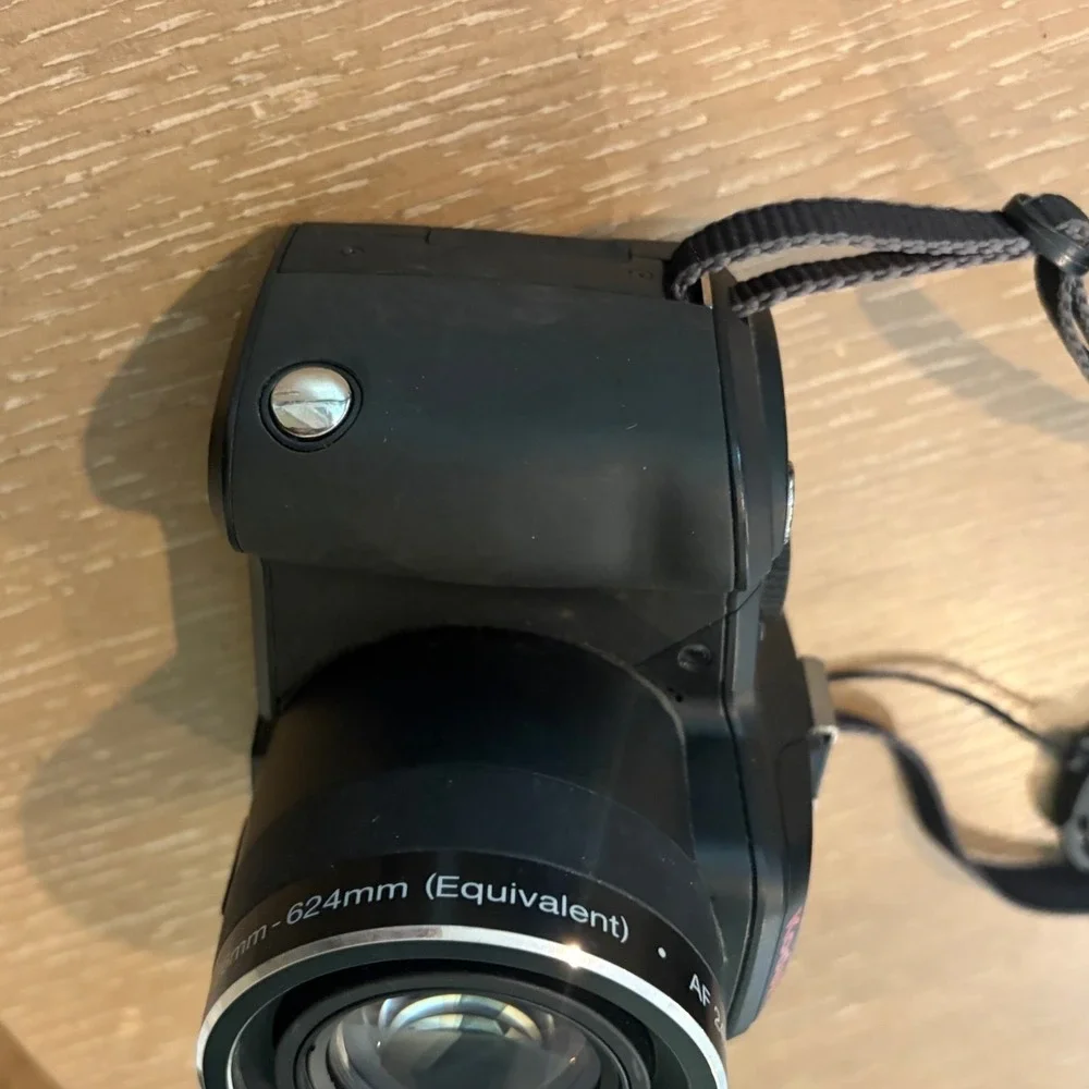 Kodak EasyShare Z980 12.0MP Digital Camera 24X Optical Zoom Wide Lens Bundle